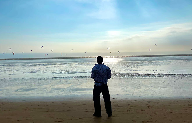 Lukas Scheja am Strand, Blick auf das Meer